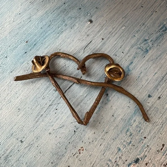 Antiqued brass grapevine-like rustic heart pin - Picture 5 of 8